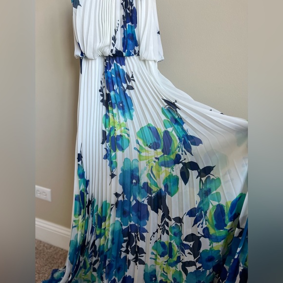 White Floral Dress - Picture 4 of 6